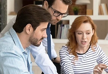 各言語のネイティブ翻訳者が担当